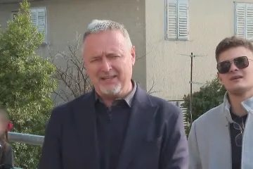 Božićnom pjesmom iznenadili pacijente KBC-a Split, pojavio se i Thompson: Pogledajte &scaron;to je zapjevao