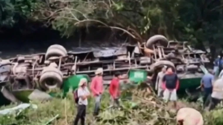 Najmanje 10 mrtvih, među kojima i dijete u stra&scaron;noj autobusnoj nesreći