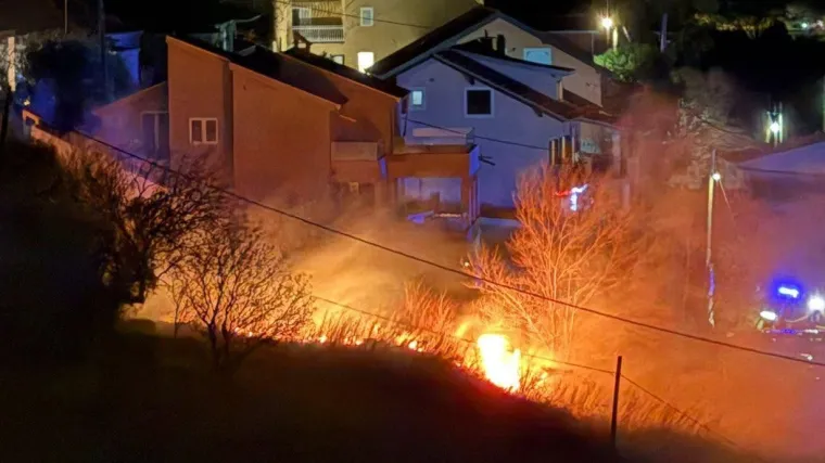 Zamalo katastrofa kod Klisa: Buknuo požar, vatrogasci intervenirali i uputili apel