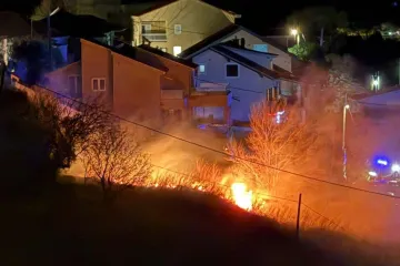 Zamalo katastrofa kod Klisa: Buknuo požar, vatrogasci intervenirali i uputili apel
