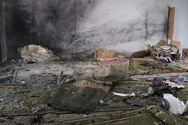 Bomba&scaron;ki napad na džamiju: Ubijeni vjernici tijekom molitve, objavljene prve snimke