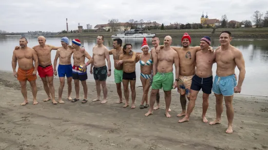 Zgodni lege pokazali mi&scaron;iće, pa se okupali u hladnoj Dravi i zaigrali picigin