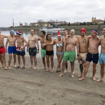 Zgodni lege pokazali mi&scaron;iće, pa se okupali u hladnoj Dravi i zaigrali picigin