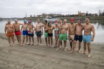 Zgodni lege pokazali mi&scaron;iće, pa se okupali u hladnoj Dravi i zaigrali picigin