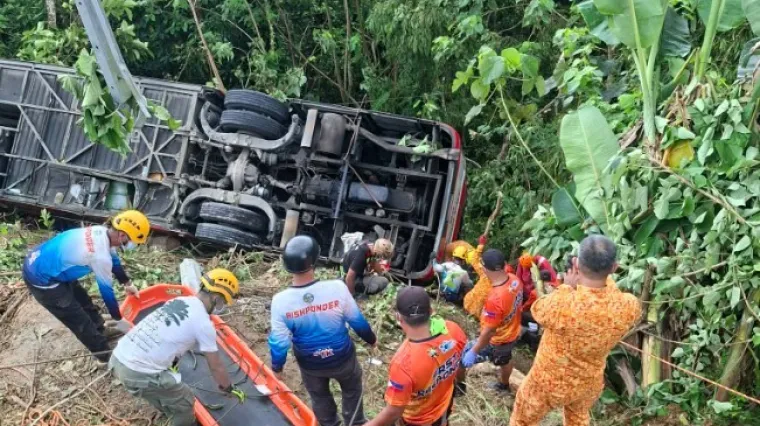 Vozač zaspao za volanom, autobus sletio u provaliju: Mrtvi zarobljeni pod olupinom