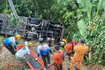 Vozač zaspao za volanom, autobus sletio u provaliju: Mrtvi zarobljeni pod olupinom