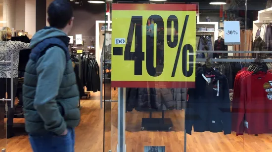 Hrvati bez pardona o sezonskim sniženjima: 'Neka snize cijene hrane, krpica imamo previ&scaron;e'