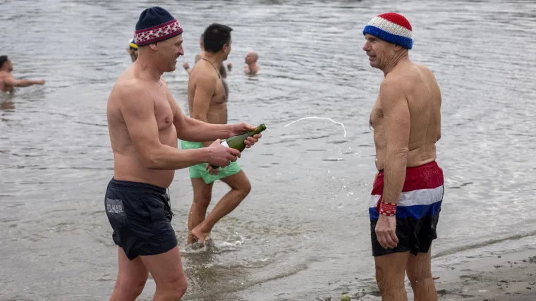 Već deset godina u Osijeku se za Božić igra picigin, pogledajte lude scene na Dravi...