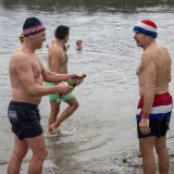 Već deset godina u Osijeku se za Božić igra picigin, pogledajte lude scene na Dravi...