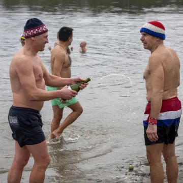 Već deset godina u Osijeku se za Božić igra picigin, pogledajte lude scene na Dravi...