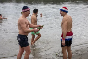 Već deset godina u Osijeku se za Božić igra picigin, pogledajte lude scene na Dravi...