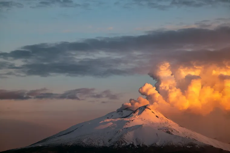 Etna se probudila: Izbacuje užareni materijal, odjekuju eksplozije