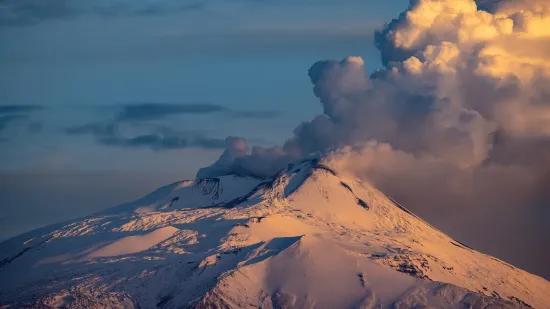 Etna se probudila: Izbacuje užareni materijal, odjekuju eksplozije