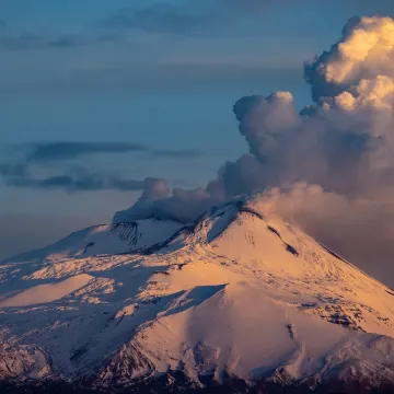 Etna se probudila: Izbacuje užareni materijal, odjekuju eksplozije