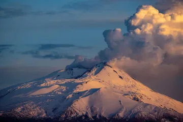 Etna se probudila: Izbacuje užareni materijal, odjekuju eksplozije