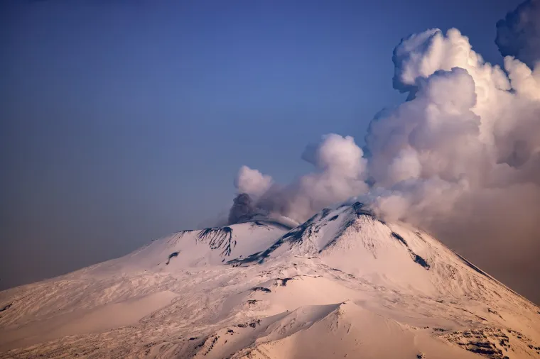 Etna se probudila: Izbacuje užareni materijal, odjekuju eksplozije