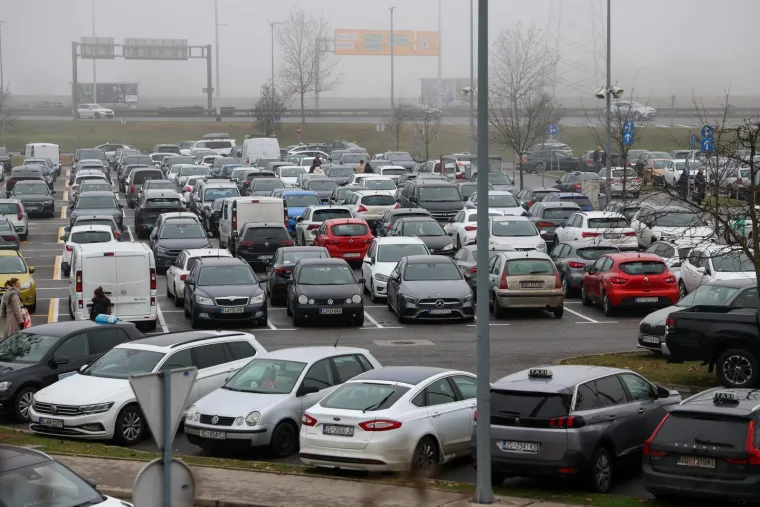 Jo&scaron; malo do Thompsonovog koncerta u zagrebačkoj Areni: Promet se pojačava, fanovi pristižu