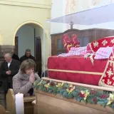 Vjernici u Kra&scaron;iću opra&scaron;taju se od Stepinca: Relikvija će se sutra zaustaviti na posebnom mjestu