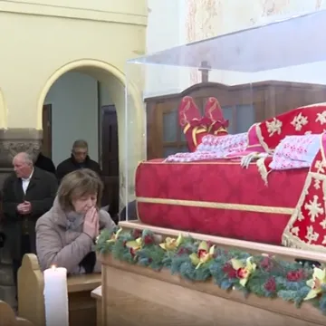 Vjernici u Kra&scaron;iću opra&scaron;taju se od Stepinca: Relikvija će se sutra zaustaviti na posebnom mjestu