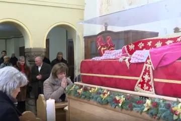 Vjernici u Kra&scaron;iću opra&scaron;taju se od Stepinca: Relikvija će se sutra zaustaviti na posebnom mjestu