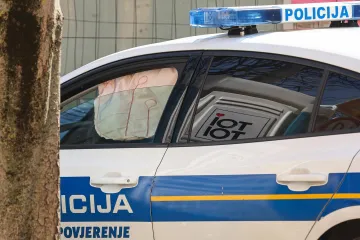 Mu&scaron;karac (28) tupim predmetom brutalno pretukao ženu (59), bori se za život