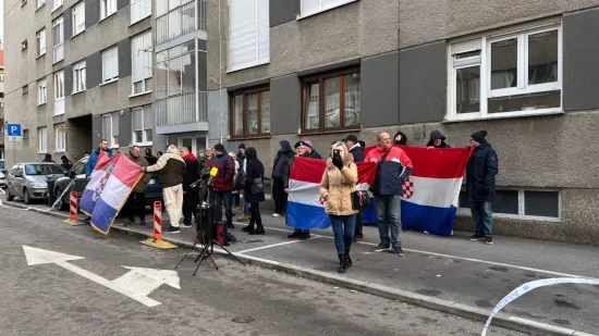 Desničari osvanuli pred Toma&scaron;evićevim stanom: Sve puno policije, dignut i dron