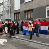 Desničari pred Toma&scaron;evićevim stanom, pjevaju Thompsonove pjesme: Sve puno policije, dignut i dron