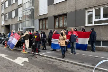 Desničari pred Toma&scaron;evićevim stanom, pjevaju Thompsonove pjesme: Sve puno policije, dignut i dron