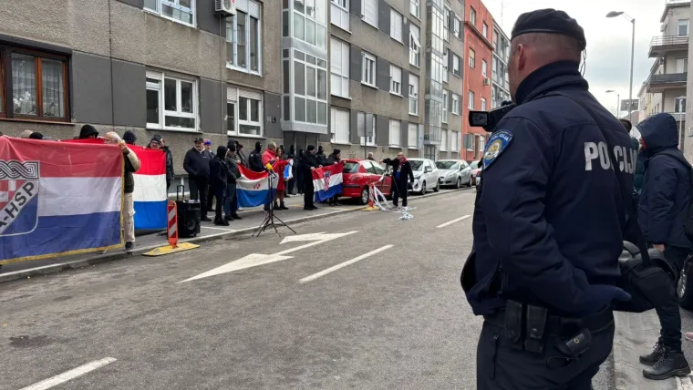 Desničari pred Toma&scaron;evićevim stanom: Otpjevali Bojnu Čavoglave, ali uz tehničke probleme