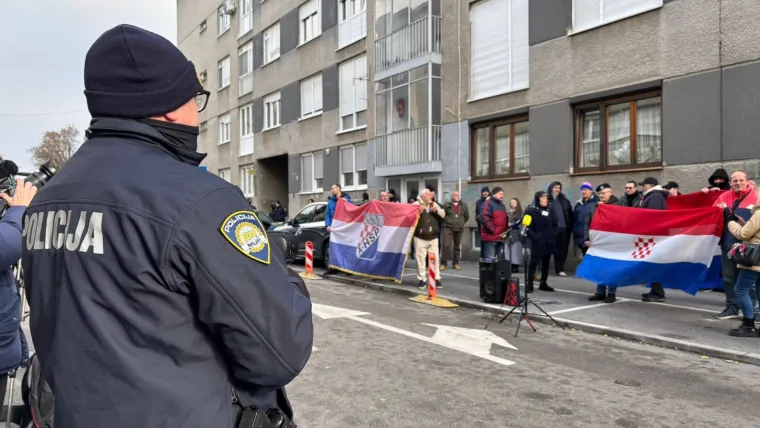 Desničari pred Toma&scaron;evićevim stanom: Otpjevali Bojnu Čavoglave, ali uz tehničke probleme