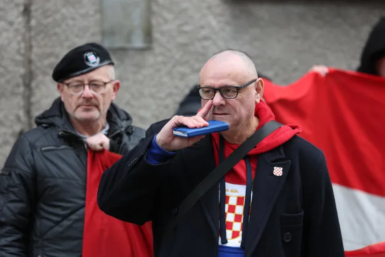 Desničari pred Toma&scaron;evićevim stanom: Otpjevali Bojnu Čavoglave, ali uz tehničke probleme