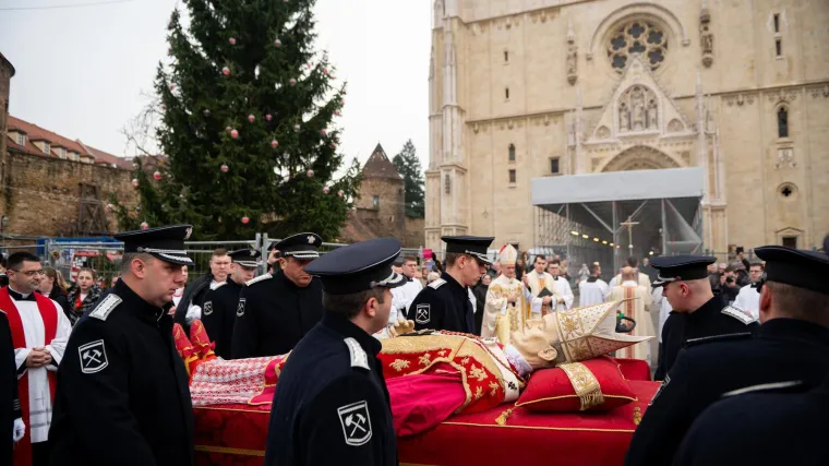 Emotivno ispred katedrale: Zagrepčani dočekali povratak Stepinčevih relikvija