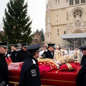 Emotivno ispred katedrale: Zagrepčani dočekali povratak Stepinčevih relikvija