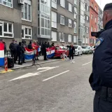 Ovako se prosvjedovalo uz Thompsonove pjesme ispred Toma&scaron;evićevog stana