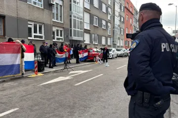 Ovako se prosvjedovalo uz Thompsonove pjesme ispred Toma&scaron;evićevog stana