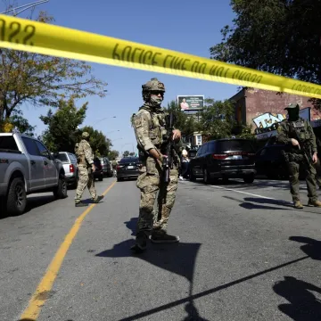 Izre&scaron;etali ih nasred ulice dok su ulazili u auto: Jedan preminuo u bolnici, trojica ranjena