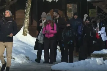 Snijeg rasprodao Plitvice za Novu godinu, a goste iz Dalekih zemalja osvojio i lokalni specijalitet