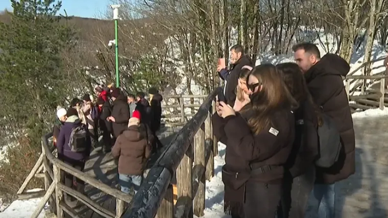 Zimska bajka na Plitvicama: Snijeg gotovo rasprodao Plitvice za Novu godinu