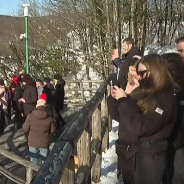 Zimska bajka na Plitvicama: Snijeg gotovo rasprodao Plitvice za Novu godinu