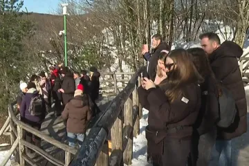Zimska bajka na Plitvicama: Snijeg gotovo rasprodao Plitvice za Novu godinu