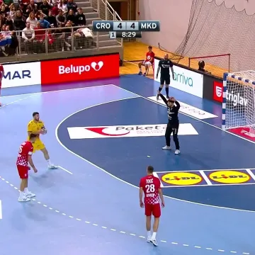 Potez prvog dijela: Slavić fenomenalnom dvostrukom obranom zapečatio Hrvatska vrata