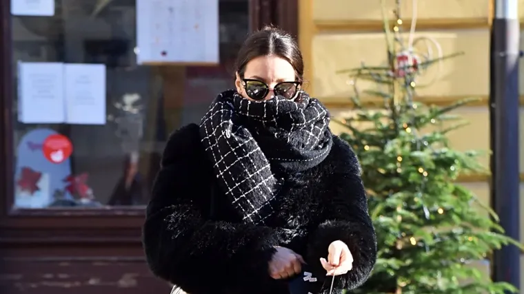 Crnka u bundi zaustavila Varaždin: Svi pogledi bili su uprti u njezine noge, a jasno je i za&scaron;to