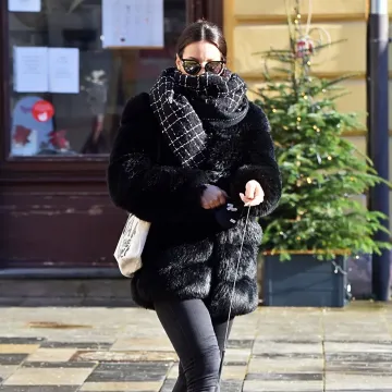 Crnka u bundi zaustavila Varaždin: Svi pogledi bili su uprti u njezine noge, a jasno je i za&scaron;to