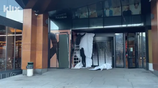 Suludi poku&scaron;aj pljačke u susjedstvu: Autom se zabili u vrata trgovačkog centra pa pobjegli