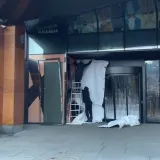 Suludi poku&scaron;aj pljačke u susjedstvu: Autom se zabili u vrata trgovačkog centra pa pobjegli