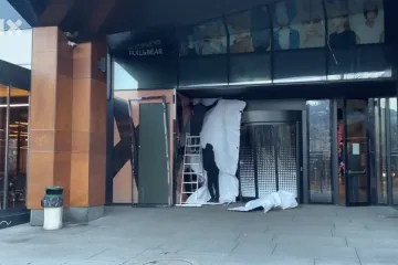 Suludi poku&scaron;aj pljačke u susjedstvu: Autom se zabili u vrata trgovačkog centra pa pobjegli