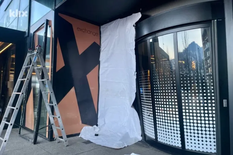 Suludi poku&scaron;aj pljačke u susjedstvu: Autom se zabili u vrata trgovačkog centra pa pobjegli