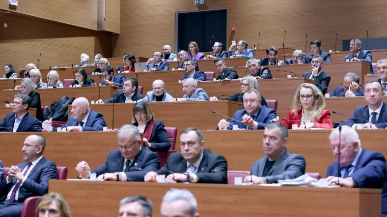 Plaća im sjeda na račun, a u Saboru se nisu javili ni jednom! Evo o kome je riječ