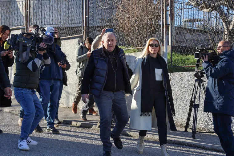 Kerum s crnom vrećom u ruci iza&scaron;ao iz zatvora: Evo tko ga je dočekao