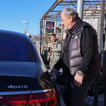 Keruma pred zatvorom čekao Mercedes, njegov govor postao hit: 'Pozdravljam Srbina, Turčina...'